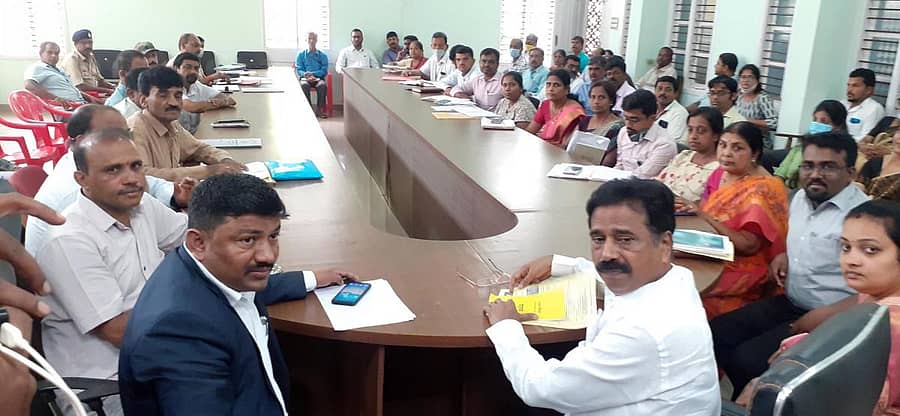 ಸಾಗರದ ಉಪವಿಭಾಗಾಧಿಕಾರಿ ಕಚೇರಿ ಸಭಾಂಗಣದಲ್ಲಿ ಸೋಮವಾರ ಶಾಸಕ ಎಚ್.ಹಾಲಪ್ಪ ಹರತಾಳು ಅವರ ಅಧ್ಯಕ್ಷತೆಯಲ್ಲಿ ಕೆಎಫ್ ಡಿ ಹಾಗೂ ಕೋವಿಡ್ ಟಾಸ್ಕ್ ಫೋರ್ಸ್ ಸಮಿತಿ ಸಭೆ ನಡೆಯಿತು.