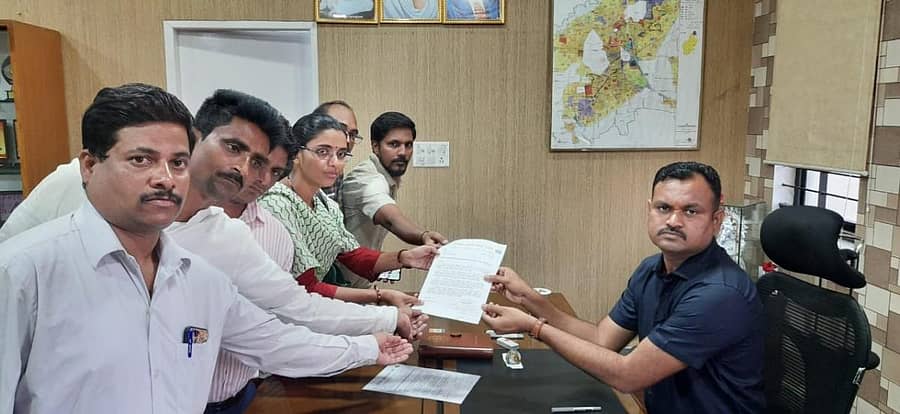 ಬೆಳಗಾವಿಯಲ್ಲಿ ಬಾಂಡ್ ಮೇಲೆ ನಿರ್ಮಿಸಿದ ಮನೆಗಳಿಗೆ ಉತಾರ ನೀಡುವಂತೆ ಆಗ್ರಹಿಸಿ ನೇಕಾರ ಕಾರ್ಮಿಕರ ಬಳಗದವರು ಮಹಾನಗರಪಾಲಿಕೆ ಆಯುಕ್ತ ರುದ್ರೇಶ್ ಘಾಳಿ ಅವರಿಗೆ ಮಂಗಳವಾರ ಮನವಿ ಸಲ್ಲಿಸಿದರು