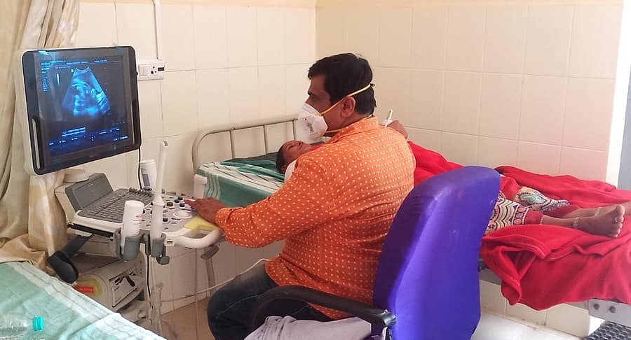 ಹಾವೇರಿಯ ಮಹಿಳಾ ಮತ್ತು ಮಕ್ಕಳ ಆಸ್ಪತ್ರೆಯಲ್ಲಿ ಅಲ್ಟ್ರಾಸೌಂಡ್ ಸ್ಕ್ಯಾನಿಂಗ್ ಸೆಂಟರ್ ಪುನರಾರಂಭಗೊಂಡಿರುವ ದೃಶ್ಯ –ಪ್ರಜಾವಾಣಿ ಚಿತ್ರ