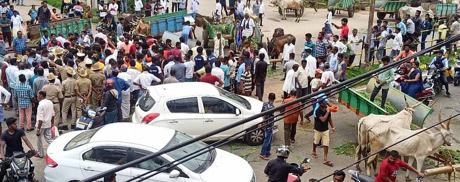 ಪಾಂಡವಪುರ ಪಟ್ಟಣದ ಮಿನಿ ವಿಧಾನ ಸೌಧದ ಎದುರಿನ ಮೈಸೂರು ಮುಖ್ಯರಸ್ತೆಯಲ್ಲಿ ಎತ್ತಿನಗಾಡಿ ಮೆರವಣಿಗೆಯಿಂದಾಗಿ ವಾಹನ ದಟ್ಟಣೆ ಉಂಟಾಗಿತ್ತು