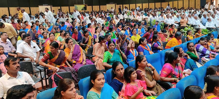 ರಾಯಚೂರಿನ ಪಂಡಿತ್ ಸಿದ್ಧರಾಮ ಜಂಬಲದಿನ್ನಿ ರಂಗಮಂದಿರದಲ್ಲಿ ಮಂಗಳವಾರ ಏರ್ಪಡಿಸಿದ್ದ ಮಹಾಸಾದ್ವಿ ಶಿವಶರಣೆ ಹೇಮರಡ್ಡಿ ಮಲ್ಲಮ್ಮ ಜಯಂತಿ ರಾಜ್ಯಮಟ್ಟದ ಕಾರ್ಯಕ್ರಮದಲ್ಲಿ ಹೇಮವೇಮ ಸಮಾಜದ ಜನರು ಭಾಗವಹಿಸಿದ್ದರು.