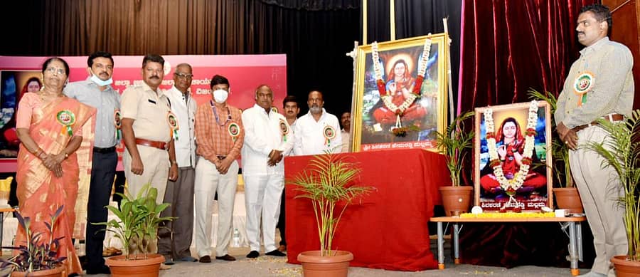 ವಿಜಯಪುರ ನಗರದ ಕಂದಗಲ್ ಹನುಮಂತರಾಯ ರಂಗಮಂದಿರದಲ್ಲಿ ಮಂಗಳವಾರ ನಡೆದ ಶಿವಶರಣೆ ಹೇಮರೆಡ್ಡಿ ಮಲ್ಲಮ್ಮ ಜಯಂತಿಯಲ್ಲಿ ಗಣ್ಯರು ಮಲ್ಲಮ್ಮ ಚಿತ್ರಕ್ಕೆ ಪುಷ್ಪನಮನ ಸಲ್ಲಿಸಿದರು