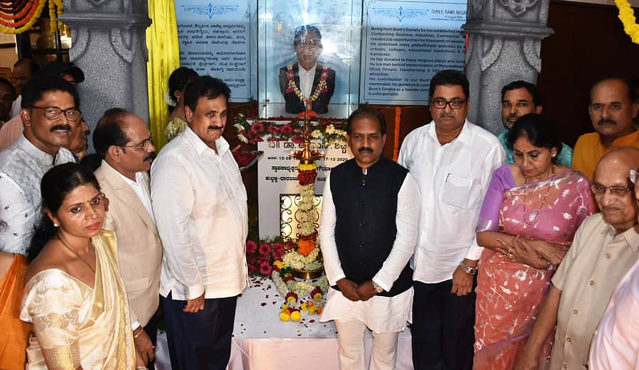 ಹುಬ್ಬಳ್ಳಿಯ ಇಂದಿರಾ ಗಾಜಿನ ಮನೆಯ ಬಳಿ ಇರುವ ಆರ್.ಎನ್. ಶೆಟ್ಟಿ ಕಲ್ಯಾಣ ಮಂಟಪದ ಆವರಣದಲ್ಲಿ ಶೆಟ್ಟಿ ಅವರ ಪುತ್ಥಳಿಯನ್ನು ಶಾಸಕ ಪ್ರಸಾದ ಅಬ್ಬಯ್ಯ ಮಂಗಳವಾರ ಅನಾವರಣಗೊಳಿಸಿದರು. ಗೋಪಾಲಕೃಷ್ಣ ಶೆಟ್ಟಿ, ಕೆ. ಜಯಂತ ರೈ, ಸುಭಾಶ್ಚಂದ್ರ ಶೆಟ್ಟಿ, ಕಾರ್ಯದರ್ಶಿ ವಿಶ್ವನಾಥ ಶೆಟ್ಟಿ, ಸತೀಶ ಆರ್. ಶೆಟ್ಟಿ, ಸುನೀಲ ಶೆಟ್ಟಿ, ಜೀವನ ಶೆಟ್ಟಿ, ಶೋಭಾ ಶೆಟ್ಟಿ, ರಾಜಣ್ಣ ಕೊರವಿ ಇದ್ದಾರೆ.