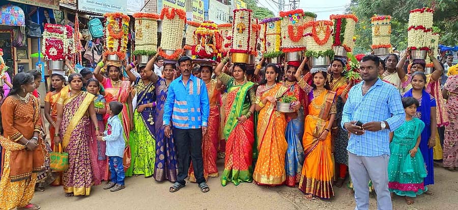 ವಿಜಯಪುರದಲ್ಲಿ ಗ್ರಾಮದೇವತೆ ಗಂಗಾತಾಯಿ ಜಾತ್ರಾ ಮಹೋತ್ಸವದ ಅಂಗವಾಗಿ ಹೆಣ್ಣು ಮಕ್ಕಳು, ಮಹಿಳೆಯರು ತಂಬಿಟ್ಟಿನ ದೀಪಗಳನ್ನು ಹೊತ್ತು ಸಾಗಿದರು