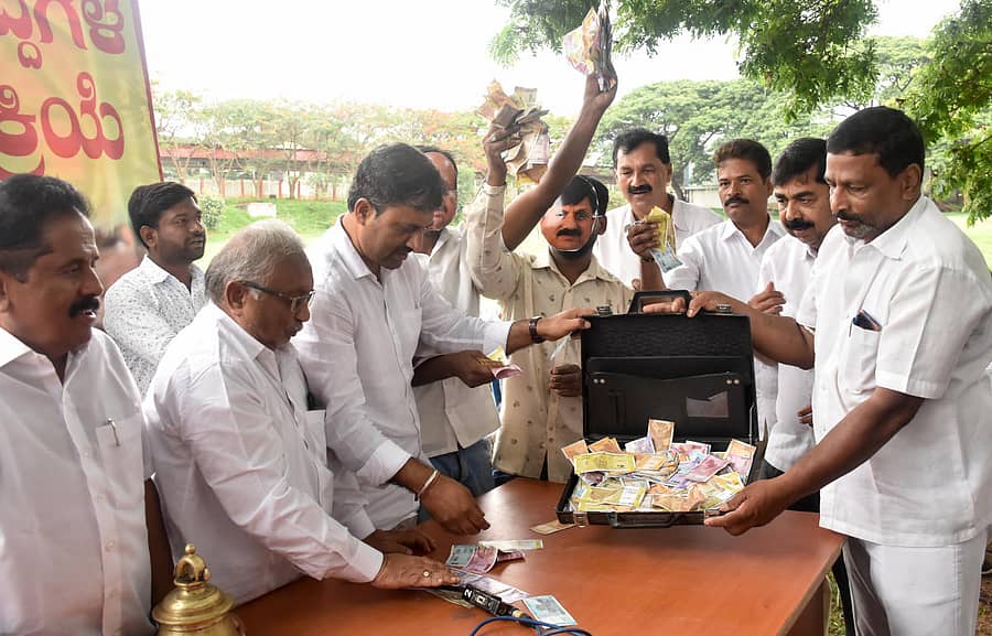 ಮೈಸೂರಿನ ಜಿಲ್ಲಾ ಕಾಂಗ್ರೆಸ್ ಕಚೇರಿ ಆವರಣದಲ್ಲಿ ವಿವಿಧ ಹುದ್ದೆಗಳನ್ನು ಹರಾಜು ಕೂಗಿ ಹಣವನ್ನು ಬಿಜೆಪಿ ನಾಯಕರ ಮುಖವಾಡ ಹೊತ್ತವರು ಪಡೆಯುವ ಮೂಲಕ ಮಂಗಳವಾರ ಅಣಕ ಮಾಡಲಾಯಿತು (ಚಿತ್ರ1). ಕಾಂಗ್ರೆಸ್ನ ಮಹಿಳಾ ಘಟಕದ ಅಧ್ಯಕ್ಷೆ ಪುಷ್ಪಾ ಅಮರನಾಥ್ ಅವರು ಅಡುಗೆ ಅನಿಲ ಸಿಲಿಂಡರ್ ಹೊತ್ತು ಬೆಲೆ ಏರಿಕೆ ವಿರುದ್ಧ ಪ್ರತಿಭಟನೆ ನಡೆಸಿದರು (ಚಿತ್ರ 2). ಸಹಾಯಕ ಪ್ರಾಧ್ಯಾಪಕರ ನೇಮಕಾತಿಯಲ್ಲಿ ಅಕ್ರಮ ನಡೆದಿದ್ದು, ಆರೋಪಿಗಳಿಗೆ ಕಠಿಣ ಶಿಕ್ಷೆ ವಿಧಿಸಬೇಕು ಎಂದು ಆಗ್ರಹಿಸಿ ಎಐಡಿಎಸ್ಒ ಕಾರ್ಯಕರ್ತರು ಜಿಲ್ಲಾಧಿಕಾರಿ ಕಚೇರಿ ಮುಂದೆ ಪ್ರತಿಭಟನೆ ನಡೆಸಿದರು