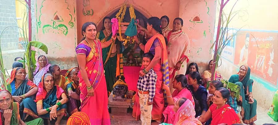 ಅಫಜಲಪುರ ತಾಲ್ಲೂಕಿನ ಬಳೂರ್ಗಿ ಗ್ರಾಮದಲ್ಲಿ ಮಂಗಳವಾರ ಶಿವಶರಣೆ ಹೇಮರಡ್ಡಿ ಮಲ್ಲಮ್ಮನವರ ಜಯಂತಿ ಹಾಗೂ ತೊಟ್ಟಿಲು ಕಾರ್ಯಕ್ರಮವನ್ನು ಸಡಗರ ಸಂಭ್ರಮದಿಂದ ಜರುಗಿತು