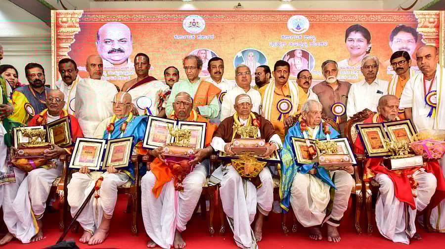 ರಾಜ್ಯ ಬ್ರಾಹ್ಮಣ ಅಭಿವೃದ್ಧಿ ಮಂಡಳಿ ವತಿಯಿಂದ ವಿಧಾನಸೌಧದ ಬ್ಯಾಂಕ್ವೆಟ್‌ ಹಾಲ್‌ನಲ್ಲಿ ಮಂಗಳವಾರ ಆಯೋಜಿಸಿದ್ದ ಸಮಾರಂಭದಲ್ಲಿ ಮಧ್ವಾಚಾರ್ಯ ಮೊಕಾಶಿ, ಡಾ. ರಂಗಾಚಾರ್‌, ವಿದ್ವಾನ್‌ ಮೋಹನ ಬೆಟ್ಟ ಜೋಶಿ, ಹಿತ್ನಳ್ಳಿ ನಾಗೇಂದ್ರ ಭಟ್‌, ಡಾ. ರಾಜಗೋಪಾಲಾಚಾರ್ಯ ಮತ್ತು ವಾಸುದೇವ ದೀಕ್ಷಿತ್‌ ಅವರಿಗೆ ‘ಸಪ್ತರ್ಷಿ ಪ್ರಶಸ್ತಿ’ ಪ್ರದಾನ ಮಾಡಲಾಯಿತು. ಡಾ. ಸತ್ಯ ಧ್ಯಾನಾಚಾರ್ಯ ಕಟ್ಟೆ, ಆರ್‌. ಗಣೇಶ್‌, ಸಚಿವ ಗೋವಿಂದ ಕಾರಜೋಳ, ಡಾ. ಶೆಲ್ಯಪಿಳ್ಳೈ ಅಯ್ಯಂಗಾರ್‌, ಮಂಡಳಿ ಅಧ್ಯಕ್ಷ ಎಚ್‌.ಎಸ್‌. ಸಚ್ಚಿದಾನಂದಮೂರ್ತಿ, ಶಾಸಕ ರವಿ ಸುಬ್ರಹ್ಮಣ್ಯ, ಮಂಡಳಿ ನಿರ್ದೇಶಕ ಶ್ರೀನಿವಾಸ್‌, ಸಚಿವ ಬಿ.ಸಿ. ನಾಗೇಶ್‌ ಮತ್ತಿತರರು ಇದ್ದರು– ಪ್ರಜಾವಾಣಿ ಚಿತ್ರ