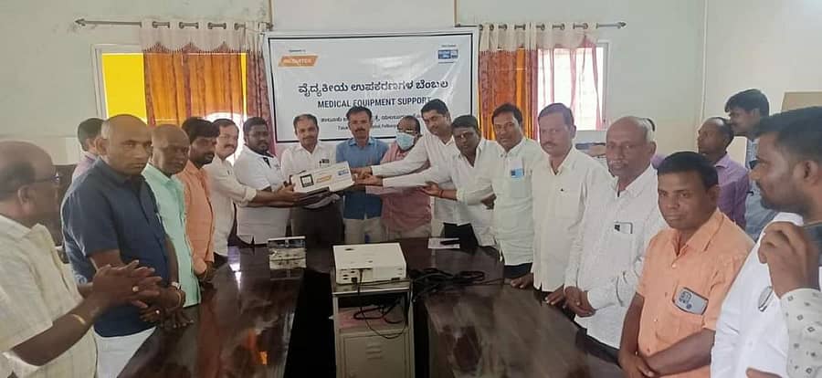 ಯಲಬುರ್ಗಾ ತಾಲ್ಲೂಕಿನ ಸ್ಥಳೀಯ ಸಾರ್ವಜನಿಕ ಸರ್ಕಾರಿ ಆಸ್ಪತ್ರೆಗೆ ಬೆಂಗಳೂರಿನ ಯುನೈಟೆಡ್ ವೇ ಮಿಡಿಯಾ ಟೆಕ್ ಸಂಸ್ಥೆಯ ವತಿಯಿಂದ ವೈದ್ಯಕೀಯ ಉಪಕರಣ ನೀಡಲಾಯಿತು
