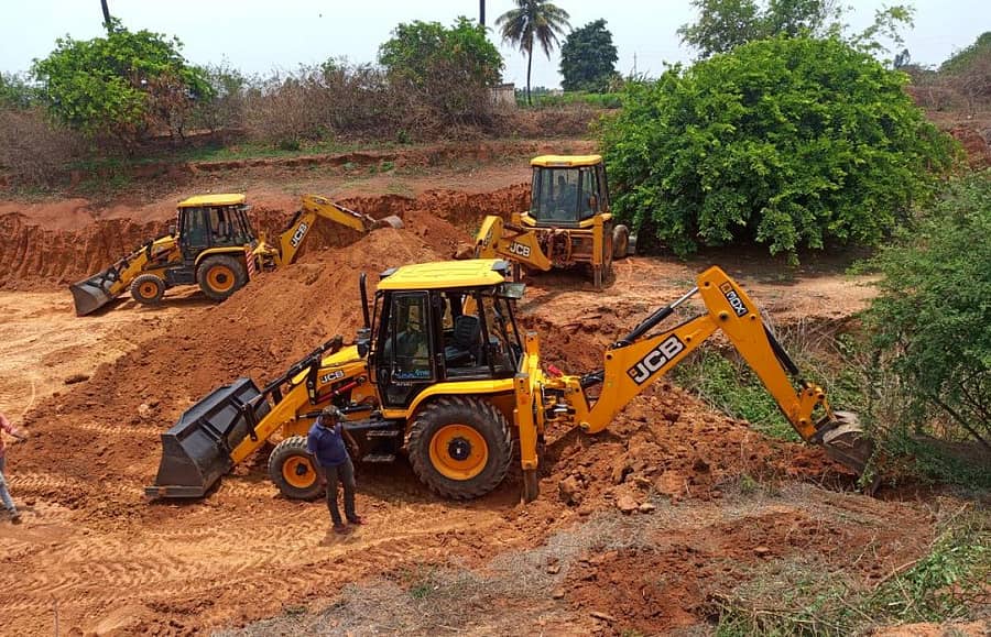 ದೇವನಹಳ್ಳಿ ತಾಲ್ಲೂಕಿನ ಚಿಕ್ಕಸಣ್ಣೆ ಗ್ರಾಮದ ಸಣ್ಣ ಅಮಾನಿಕೆರೆ ಕೋಡಿಯಲ್ಲಿ ಯಂತ್ರಗಳನ್ನು ಬಳಸಿ ಅಕ್ರಮವಾಗಿ ಮಣ್ಣು ತೆಗೆಯುತ್ತಿರುವುದು