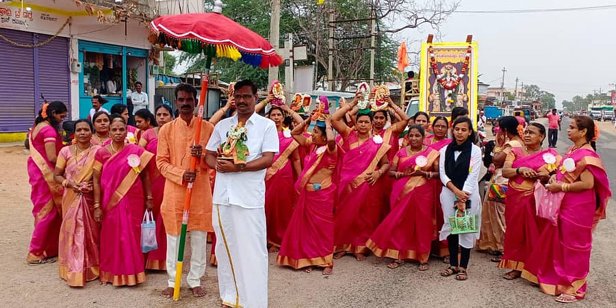 ಕವಿತಾಳದಲ್ಲಿ ವಾಸವಿ ಜಯಂತಿ ನಿಮಿತ್ತ ಬುಧವಾರ ಭಾವಚಿತ್ರದ ಮೆರವಣಿಗೆ ನಡೆಯಿತು