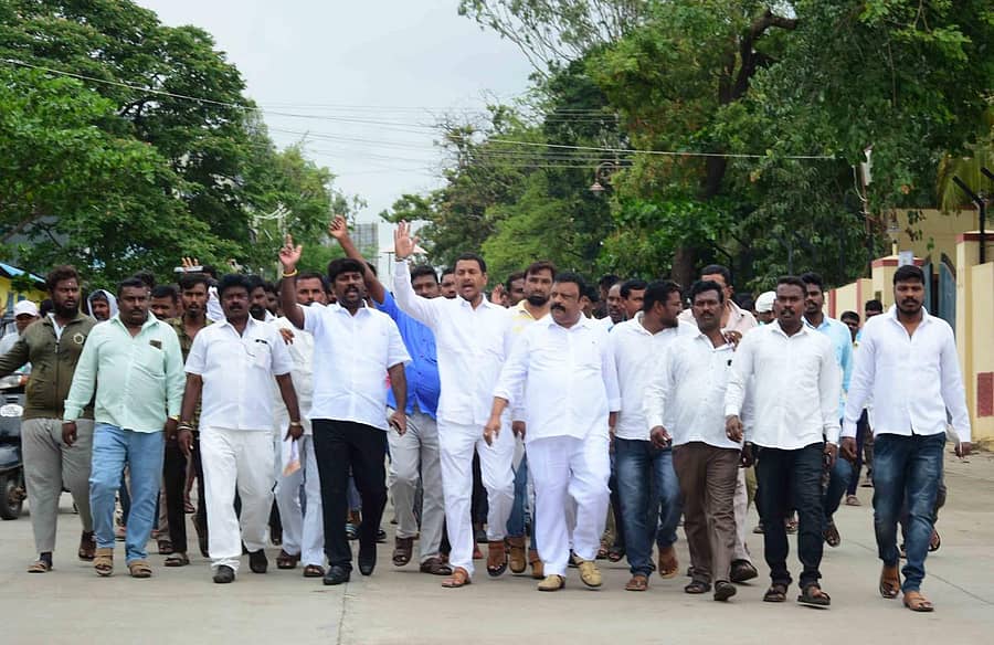 ಶಾಸಕ ಪ್ರಿಯಾಂಕ ಖರ್ಗೆ ಅವರಿಗೆ ಸಿಐಡಿ ನೋಟಿಸ್ ನೀಡಿದ್ದನ್ನು ವಿರೋಧಿಸಿ ಕರ್ನಾಟಕ ರಾಜ್ಯ ಮಾದಿಗ ಯುವಸೇನೆ ಕಾರ್ಯಕರ್ತರು ಚಿತ್ರದುರ್ಗದಲ್ಲಿ ಬುಧವಾರ ಪ್ರತಿಭಟನೆ ನಡೆಸಿದರು.