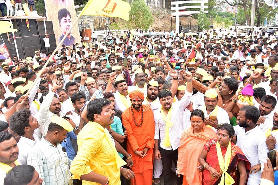 ಬೇಡಿಕೆಗಳ ಈಡೇರಿಕೆಗೆ ಒತ್ತಾಯಿಸಿ ಕಲಬುರಗಿಯಲ್ಲಿ ಪ್ರಣವಾನಂದ ಸ್ವಾಮೀಜಿ ನೇತೃತ್ವದಲ್ಲಿ ಈಡಿಗ ಸಮುದಾಯದ ಮುಖಂಡರು ಬುಧವಾರ ಪಾದಯಾತ್ರೆ ನಡೆಸಿದರು