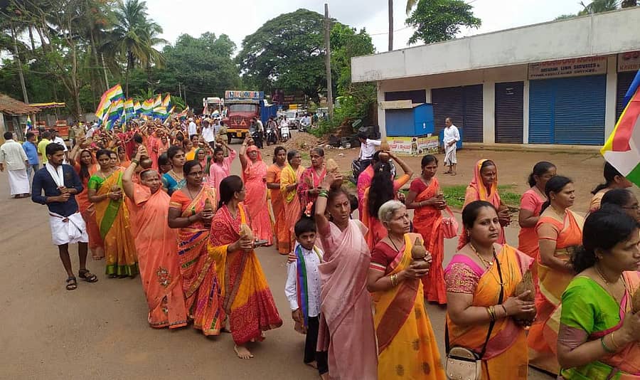 ಶಿರಸಿಯಲ್ಲಿ ಪಾರ್ಶ್ವನಥ ತೀರ್ಥಂಕರರ ಪಂಚಕಲ್ಯಾಣೋತ್ಸವದ ಅಂಗವಾಗಿ ಪಾರ್ಶ್ವನಾಥರ ಮೂರ್ತಿಯ ಭವ್ಯ ಮೆರವಣಿಗೆ ನಡೆಯಿತು