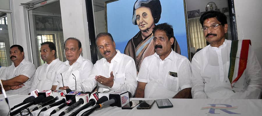 ಬುಧವಾರ ಕಾಂಗ್ರೆಸ್ ಕಚೇರಿಯಲ್ಲಿ ಕೆಪಿಸಿಸಿ ಕಾರ್ಯಾಧ್ಯಕ್ಷ ಆರ್‌.ಧೃವನಾರಾಯಣ್ ಸುದ್ದಿಗೋಷ್ಠಿ ನಡೆಸಿದರು.