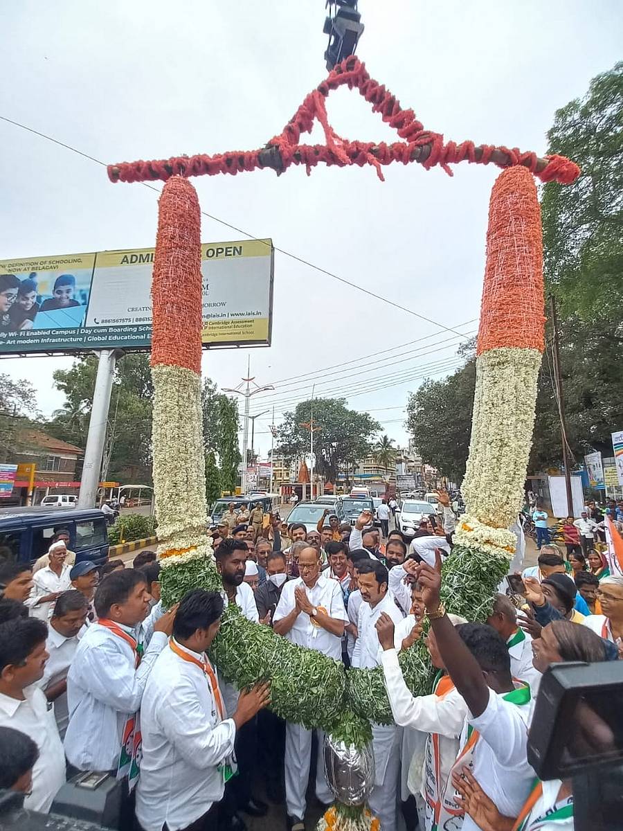 ಶರದ್‌ ಪವಾರ್‌ ಅವರಿಗೆ ಪಕ್ಷದ ಕಾರ್ಯಕರ್ತರು ಬುಧವಾರ ಅದ್ಧೂರಿ ಸ್ವಾಗತ ನೀಡಿದರು.
