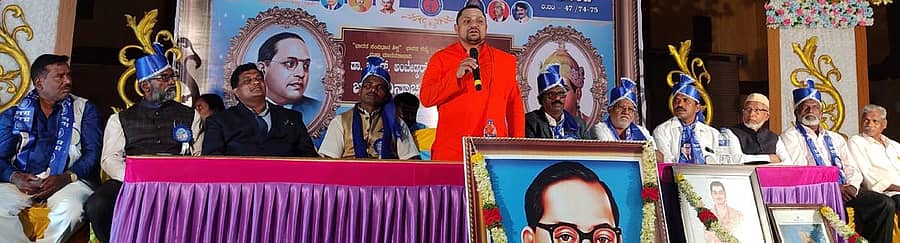 ಸೊರಬದ ರಂಗಮಂದಿರದಲ್ಲಿ ಕರ್ನಾಟಕ ದಲಿತ ಸಂಘರ್ಷ ಸಮಿತಿ ವತಿಯಿಂದ ಹಮ್ಮಿಕೊಂಡಿದ್ದ ಡಾ.ಬಿ.ಆರ್. ಅಂಬೇಡ್ಕರ್ ಹಾಗೂ ಬಸವ ಜಯಂತ್ಯುತ್ಸವ ಕಾರ್ಯಕ್ರಮದಲ್ಲಿ ಗದಗದ ತೋಂಟದಾರ್ಯ ಶಾಖಾಮಠದ ಮಹಾಂತ ಸ್ವಾಮೀಜಿ ಮಾತನಾಡಿದರು.