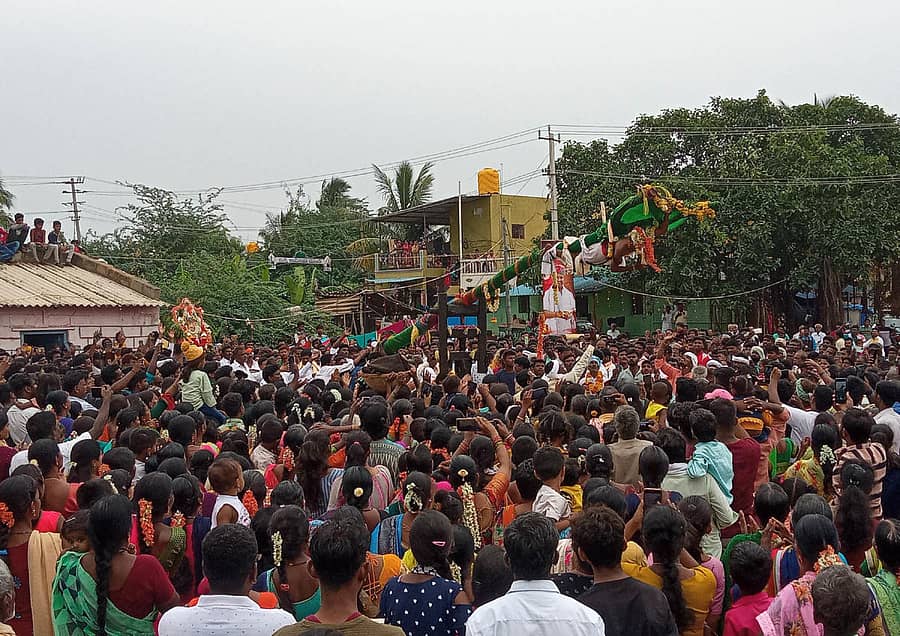 ಧರ್ಮಪುರದ ಗ್ರಾಮದೇವತೆ ಕಣಿವೆ ಮಾರಮ್ಮದೇವಿ ಜಾತ್ರಾ ಮಹೋತ್ಸವದ ಪ್ರಯುಕ್ತ ಸಾಂಕೇತಿಕ ಸಿಡಿ ಉತ್ಸವ ನಡೆಯಿತು