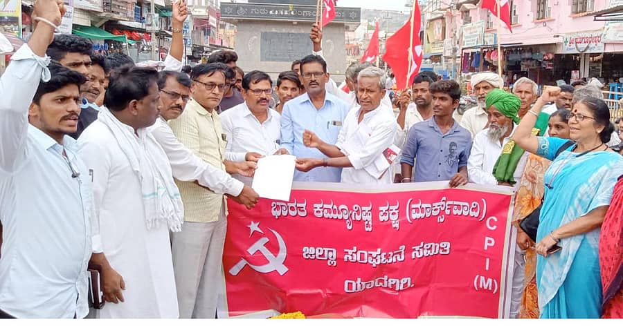 ಶಹಾಪುರ ನಗರದ ಬಸವೇಶ್ವರ ವೃತ್ತದಲ್ಲಿ ಬುಧವಾರ ಬೆಲೆ ಏರಿಕೆ ಖಂಡಿಸಿ ಸಿಪಿಎಂ ಮುಖಂಡರು ಪ್ರತಿಭಟನೆ ನಡೆಸಿ ಗ್ರೇಡ್-2 ತಹಶೀಲ್ದಾರ್ ಸೇತುಮಾಧವ ಕುಲಕರ್ಣಿ ಅವರಿಗೆ ಸಲ್ಲಿಸಿದರು