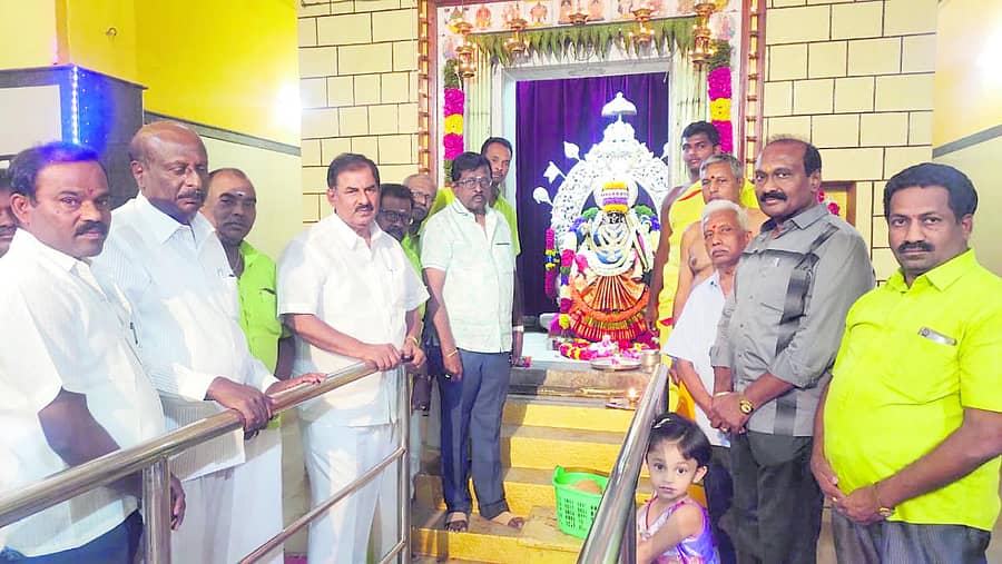 ಶ್ರೀನಿವಾಸಪುರದ ಕನ್ಯಕಾ ಪರಮೇಶ್ವರಿ ದೇವಾಲಯದಲ್ಲಿ ಬುಧವಾರ ಏರ್ಪಡಿಸಿದ್ದ ವಾಸವಿ ಜಯಂತಿ ಸಮಾರಂಭದಲ್ಲಿ ಮಾಜಿ ಶಾಸಕ ಜಿ.ಕೆ. ವೆಂಕಟಶಿವಾರೆಡ್ಡಿ ಹಾಗೂ ಸಮುದಾಯದ ಮುಖಂಡರು ಭಾಗವಹಿಸಿದ್ದರು