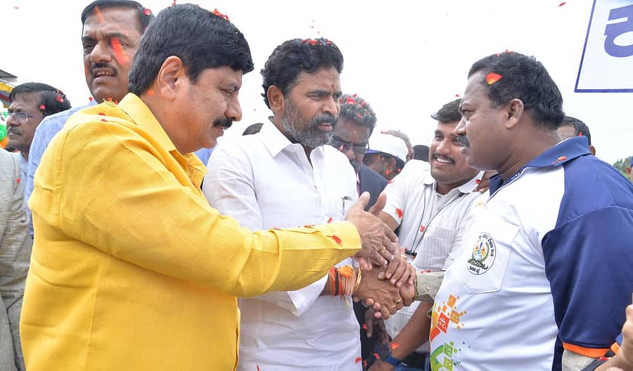 ಕೋಲಾರದಲ್ಲಿ ಗುರುವಾರ ಸರ್ಕಾರಿ ನೌಕರರ ಕ್ರೀಡಾಕೂಟಕ್ಕೆ ಚಾಲನೆ ನೀಡಿದ ಸಂಸದ ಎಸ್.ಮುನಿಸ್ವಾಮಿ ಹಾಗೂ ಸರ್ಕಾರದ ಮುಖ್ಯ ಸಚೇತಕ ವೈ.ಎ.ನಾರಾಯಣಸ್ವಾಮಿ ಕ್ರೀಡಾಪಟುಗಳಿಗೆ ಶುಭ ಕೋರಿದರು