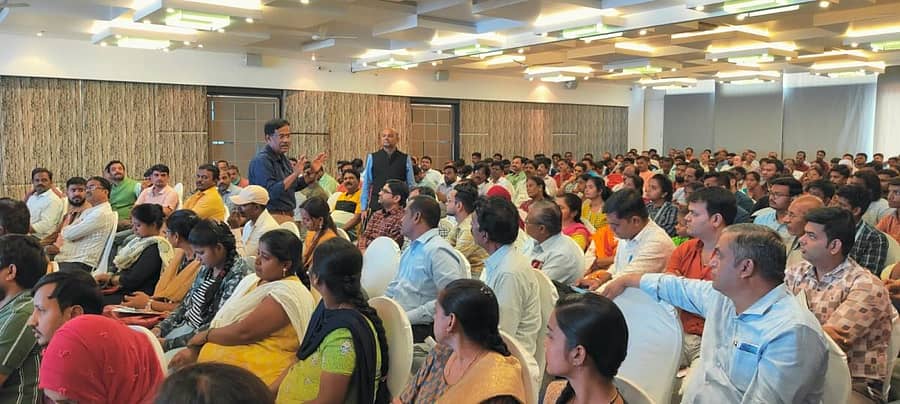 ಹೊಸಪೇಟೆಯಲ್ಲಿ ಗುರುವಾರ ಏರ್ಪಡಿಸಿದ್ದ ಕಾರ್ಯಾಗಾರದಲ್ಲಿ ವಾಣಿಜ್ಯ ತೆರಿಗೆ ಇಲಾಖೆಯ ಹೆಚ್ಚುವರಿ ಆಯುಕ್ತ ಬಿ.ವಿ.ಮುರಳಿಕೃಷ್ಣ ಅವರು ವರ್ತಕರೊಂದಿಗೆ ಸಂವಾದ ನಡೆಸಿದರು