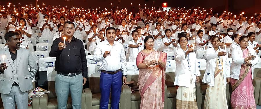 ಕೋಲಾರದ ದೇವರಾಜ ಅರಸು ನರ್ಸಿಂಗ್ ಕಾಲೇಜಿನಲ್ಲಿ ಗುರುವಾರ ನಡೆದ ಅಂತರರಾಷ್ಟ್ರೀಯ ನರ್ಸ್ಗಳ ದಿನಾಚರಣೆಯಲ್ಲಿ ನರ್ಸಿಂಗ್ ವಿದ್ಯಾರ್ಥಿಗಳು ಕ್ಯಾಂಡಲ್ ಹಿಡಿದು ಸೇವಾ ಬದ್ಧತೆಯ ಪ್ರತಿಜ್ಞಾವಿಧಿ ಸ್ಪೀಕರಿಸಿದರು