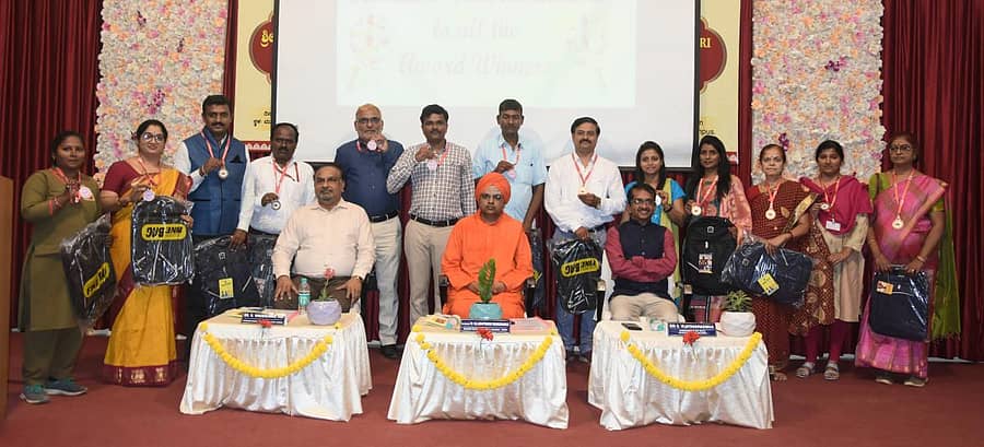 ಬೆಳಗಾವಿಯ ಶಿವಬಸವ ನಗರದ ಡಾ.ಎಸ್.ಜಿ.ಬಾಳೇಕುಂದ್ರಿ ಎಂಜಿನಿಯರಿಂಗ್ ಕಾಲೇಜು ಸಭಾಂಗಣದಲ್ಲಿ ಗುರುವಾರ ಏರ್ಪಡಿಸಿದ್ದ ಸಮಾರಂಭದಲ್ಲಿ ಸಾಧಕರಿಗೆ ಕರ್ಮಯೋಗಿ ಪ್ರಶಸ್ತಿ ನೀಡಿ ಗೌರವಿಸಲಾಯಿತು. ಡಾ.ಎನ್.ವಿಜಯಕುಮಾರ, ಡಾ.ಅಲ್ಲಮಪ್ರಭು ಸ್ವಾಮೀಜಿ, ಎಸ್.ವಿಜಯನರಸಿಂಹ ಇದ್ದಾರೆ /ಪ್ರಜಾವಾಣಿ ಚಿತ್ರ