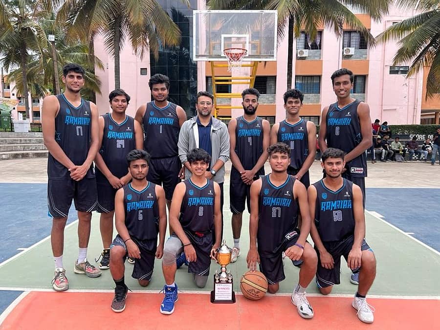 ಪ್ರಶಸ್ತಿ ಗೆದ್ದ ರಾಮಯ್ಯ ತಾಂತ್ರಿಕ ಸಂಸ್ಥೆ ತಂಡ. ನಿಂತವರು (ಎಡದಿಂದ): ಪ್ರತ್ಯಾಂಶು, ಅಭಿಷೇಕ್‌, ದಿನೇಶ್‌, ಸಚಿನ್ ಬೆಳವಾಡಿ (ಮುಖ್ಯ ಕೋಚ್‌), ರೋಹನ್, ಅನೀಶ್‌, ಪ್ರದ್ಯುಮ್ನ (ಕುಳಿತವರು): ಶ್ರೇಯಸ್‌, ರೆಹಾನ್‌, ವಾಸು, ಕ್ಷಿತಿಜ್.