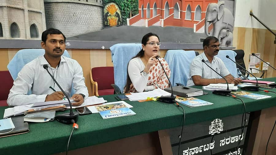 ರಾಯಚೂರು ಜಿಲ್ಲಾ ಪಂಚಾಯಿತಿ ಸಭಾಂಗಣದಲ್ಲಿ ಜಿಲ್ಲಾ ಪಂಚಾಯಿತಿ ಸಿಇಒ ನೂರ್ ಜಹಾರ್ ಖಾನಂ ಅವರು ಗುರುವಾರ ಪಂಚಾಯಿತಿ ಅಧಿಕಾರಿಗಳ ಸಭೆ ನಡೆಸಿದರು.