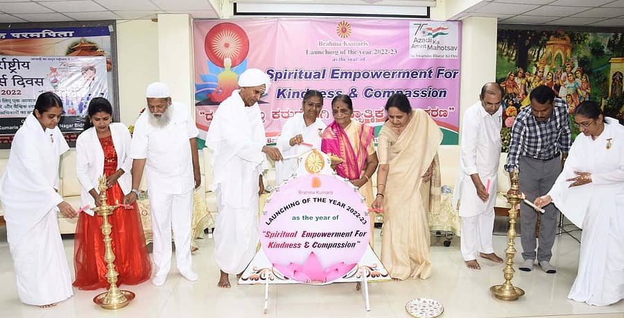 ಬೀದರ್ನ ಪ್ರಜಾಪಿತ ಬ್ರಹ್ಮಕುಮಾರಿ ಈಶ್ವರೀಯ ವಿಶ್ವವಿದ್ಯಾಲಯದ ಪಾವನಧಾಮದಲ್ಲಿ ಆಯೋಜಿಸಿದ್ದ ದಯೆ ಮತ್ತು ಕರುಣೆಗಾಗಿ ಆಧ್ಯಾತ್ಮಿಕ ಸಶಕ್ತೀಕರಣ ಹಾಗೂ ವಿಶ್ವ ದಾದಿಯರ ದಿನಾಚರಣೆ ಕಾರ್ಯಕ್ರಮವನ್ನು ಬೆಲ್ದಾಳ ಸಿದ್ಧರಾಮ ಶರಣರು ಉದ್ಘಾಟಿಸಿದರು