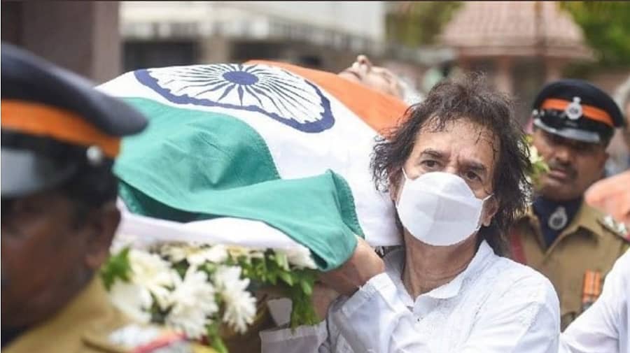 ಸಂತೂರ್ ವಾದಕ ಪಂಡಿತ್ ಶಿವಕುಮಾರ್ ಶರ್ಮಾ ಅವರ ಪಾರ್ಥಿವ ಶರೀರಕ್ಕೆ ಝಾಕಿರ್ ಹುಸೇನ್ ಅವರು ಹೆಗಲು ಕೊಟ್ಟರು (ಟ್ವಿಟರ್ ಚಿತ್ರ)