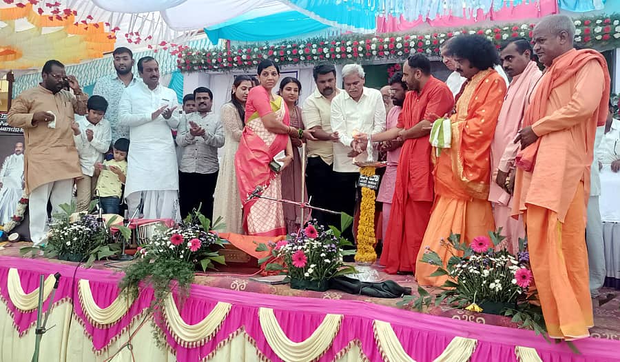 ಹುಣಸಗಿಯ ವಜ್ಜಲ ಗ್ರಾಮದಲ್ಲಿ ರೈತ ಮುಖಂಡ ದಿ.ಸಂಗನಗೌಡ ಪಾಟೀಲ ಅವರ ಮೂರ್ತಿ ಅನಾವರಣ, ಪುಣ್ಯ ಸ್ಮರಣೆ ಕಾರ್ಯಕ್ರವನ್ನು ಶಾಸಕ ರಾಜೂಗೌಡ ಉದ್ಘಾಟಿಸಿದರು. ಶಹಾಪುರ ಶಾಸಕ ಶರಣಬಸಪ್ಪಗೌಡ ದರ್ಶನಾಪುರ ಇತರರು ಇದ್ದರು