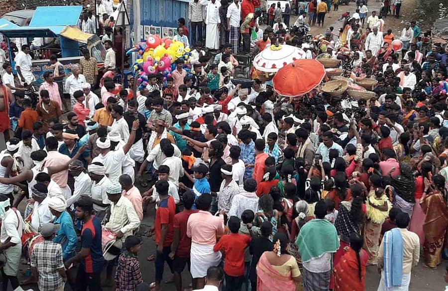 ಹಿರಿಯೂರು ತಾಲ್ಲೂಕಿನ ಯರಬಳ್ಳಿಯಲ್ಲಿ ಗುರುವಾರ ಮಾರಮ್ಮದೇವಿ ಜಾತ್ರಾ ಮಹೋತ್ಸವದ ಪ್ರಯುಕ್ತ ನೂರಾರು ಭಕ್ತರು ದೇವಿಯನ್ನು ಹೊಳೆಗೆ ಕರೆದೊಯ್ದು ಗಂಗಾ ಪೂಜೆ ನೆರವೇರಿಸಿದರು