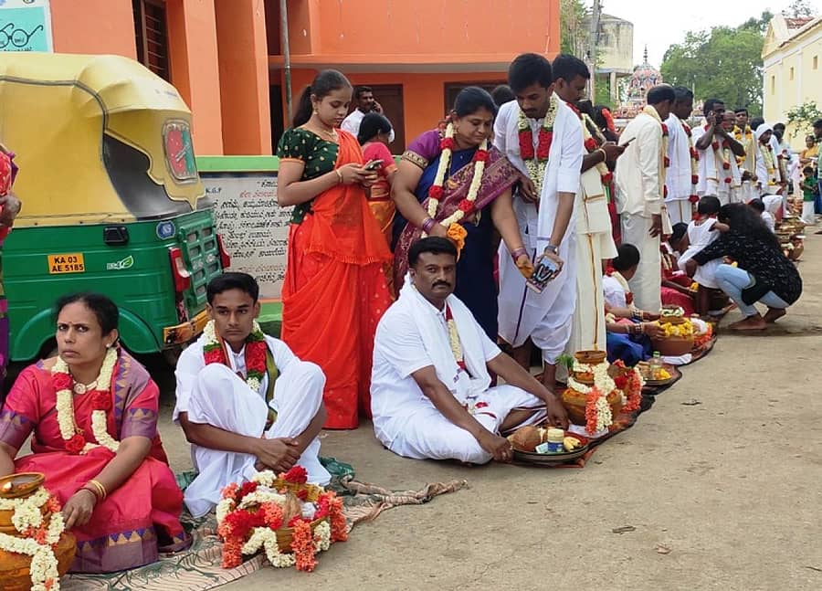 ಬೇತಮಂಗಲ ಸಮೀಪದ ಅಂಕತಟ್ಟಹಳ್ಳಿಯಲ್ಲಿ ಶ್ರೀಅಕ್ಕೋಜಮ್ಮ ಬಂಡಿ ದ್ಯಾವರ ಅಂಗವಾಗಿ ದೀಪಗಳನ್ನು ಮಾಡಿರುವುದು
