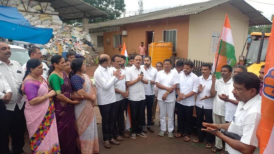 ಸುಳ್ಯ ಪಟ್ಟಣದ ಕಸ ತೆರವಿಗೆ ಆಗ್ರಹಿಸಿ ಯುವ ಕಾಂಗ್ರೆಸ್ ನೇತೃತ್ವದಲ್ಲಿ ಗುರುವಾರ ಪಟ್ಟಣ ಪಂಚಾಯಿತಿ ಎದುರು ಪ್ರತಿಭಟನೆ ನಡೆಯಿತು.