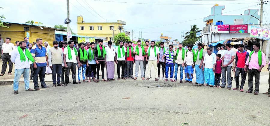 ಕಳಪೆ ರಸಗೊಬ್ಬರ ಮಾರಾಟ ಖಂಡಿಸಿ ಮುಳಬಾಗಿಲು ತಾಲ್ಲೂಕಿನ ಕಸಬಾ ಹೋಬಳಿಯ ಎನ್. ವಡ್ಡಹಳ್ಳಿಯಲ್ಲಿ ರಾಜ್ಯ ಹೆದ್ದಾರಿ ಬಂದ್ ಮಾಡಿ ರೈತ ಸಂಘದಿಂದ ಪ್ರತಿಭಟನೆ ನಡೆಯಿತು