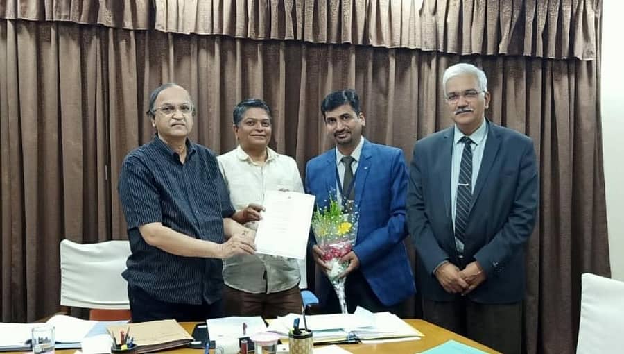 ಬೆಳಗಾವಿಯ ಕೆಎಲ್‌ಎಸ್‌ ಗೋಗಟೆ ತಾಂತ್ರಿಕ ಕಾಲೇಜಿನ ಪ್ರಾಧ್ಯಾಪಕ ಪ್ರೊ.ರವಿರಾಜ ಎಂ. ಕುಲಕರ್ಣಿ ಅವರು ಪ್ರಶಸ್ತಿ ಪಡೆದಿದ್ದಕ್ಕೆ ಆಡಳಿತ ಮಂಡಳಿಯವರು ಹಾಗೂ ಪ್ರಾಂಶುಪಾಲರು ಅಭಿನಂದಿಸಿದರು