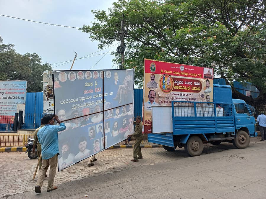ವಾಯವ್ಯ ಶಿಕ್ಷಕರು ಮತ್ತು ಪದವೀಧರರ ಮತಕ್ಷೇತ್ರದ ವಿಧಾನಪರಿಷತ್‌ ಚುನಾವಣೆ ಹಿನ್ನೆಲೆಯಲ್ಲಿ ಮಾದರಿ ನೀತಿಸಂಹಿತೆ ಜಾರಿಯಾದ್ದರಿಂದ ಬೆಳಗಾವಿಯಲ್ಲಿ ಮತದಾರರ ಮೇಲೆ ಪ್ರಭಾವ ಬೀರಬಹುದಾದ ಬ್ಯಾನರ್, ಕಟೌಟ್‌ಗಳನ್ನು ಮಹಾನಗರಪಾಲಿಕೆ ಸಿಬ್ಬಂದಿ ಶುಕ್ರವಾರ ತೆರವುಗೊಳಿಸಿದರು.