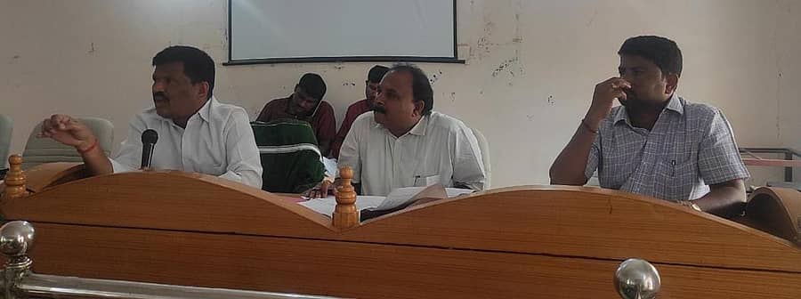 ಹೊಸದುರ್ಗದ ತಾಲ್ಲೂಕು ಪಂಚಾಯಿತಿಯಲ್ಲಿ ಗುರುವಾರ ಆಯೋಜಿಸಿದ್ದ ಗ್ರಾಮ ಪಂಚಾಯಿತಿಗಳ ಪ್ರಗತಿ ಪರಿಶೀಲನಾ ಸಭೆಯಲ್ಲಿ ಶಾಸಕ ಗೂಳಿಹಟ್ಟಿ ಡಿ. ಶೇಖರ್ ಮಾತನಾಡಿದರು