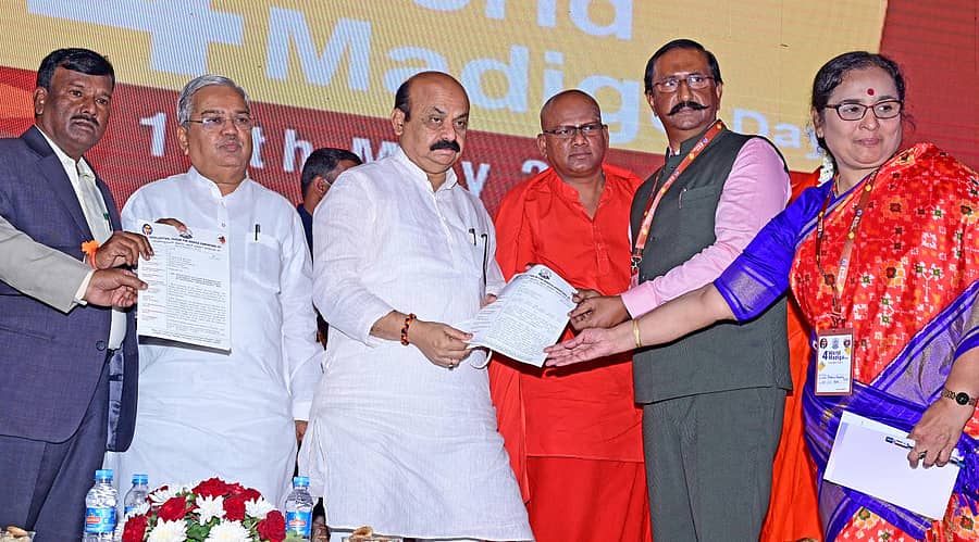 ವಿಶ್ವ ಮಾದಿಗ ದಿನದ ಅಂಗವಾಗಿ 'ರಾಷ್ಟ್ರೀಯ ಚಿಂತಕರ ವೇದಿಕೆ' ಶುಕ್ರವಾರ ಬೆಂಗಳೂರಿನಲ್ಲಿ ಆಯೋಜಿಸಿದ್ದ ಸಮಾವೇಶದಲ್ಲಿ ಕೇಂದ್ರ ಸಚಿವ ಎ.ನಾರಾಯಣ ಸ್ವಾಮಿ, ರಾಜ್ಯದ ಸಚಿವ ಗೋವಿಂದ ಕಾರಜೋಳ, ಚಿತ್ರದುರ್ಗ ಮಾದಾರ ಚೆನ್ನಯ್ಯ ಗುರುಪೀಠದ ಬಸವಮೂರ್ತಿ ಮಾದಾರ ಚೆನ್ನಯ್ಯ ಸ್ವಾಮೀಜಿ, ರಾಜ್ಯ ಸರ್ಕಾರದ ಹೆಚ್ಚುವರಿ ಮುಖ್ಯ ಕಾರ್ಯದರ್ಶಿ ಬಿ.ಎಚ್ ಅನಿಲ್ ಕುಮಾರ್ ಮತ್ತು ಕರ್ನಾಟಕ ಸರ್ಕಾರದ ನಿವೃತ್ತ ಮುಖ್ಯ ಕಾರ್ಯದರ್ಶಿ ಕೆ. ರತ್ನಪ್ರಭಾ ಅವರು, ನ್ಯಾಯಮೂರ್ತಿ ಎ.ಜೆ.ಸದಾಶಿವ ವರದಿ ಜಾರಿಗೆ ಒತ್ತಾಯಿಸಿದ ಮನವಿ ಪತ್ರವನ್ನು ಮುಖ್ಯಮಂತ್ರಿ ಬಸವರಾಜ ಬೊಮ್ಮಾಯಿ ಅವರಿಗೆ ನೀಡಿದರು -ಪ್ರಜಾವಾಣಿ ಚಿತ್ರ