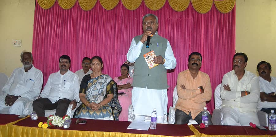 ಹುಣಸೂರು ನಗರದಲ್ಲಿ ಜಿಲ್ಲಾ ಉಸ್ತುವಾರಿ ಸಚಿವ ಎಸ್.ಟಿ.ಸೋಮಶೇಖರ್ ದಕ್ಷಿಣ ಪದವೀಧರ ಕ್ಷೇತ್ರದ ಬಿಜೆಪಿ ಅಭ್ಯರ್ಥಿ ಮೈ.ವಿ.ರವಿಶಂಕರ್ ಪರವಾಗಿ ಶುಕ್ರವಾರ ಚುನಾವಣಾ ಪ್ರಚಾರದಲ್ಲಿ ಕಾರ್ಯಕರ್ತರನ್ನುದ್ದೇಶಿಸಿ ಮಾತನಾಡಿದರು. ಮಂಗಳಾ ಸೋಮಶೇಖರ್, ನಾಗರಾಜ್ ಮಲ್ಲಾಡಿ, ಗಣೇಶ್, ನಾಗಣ್ಣ ಜಾಬಗೆರೆ ರಮೇಶ್ ಇದ್ದಾರೆ.