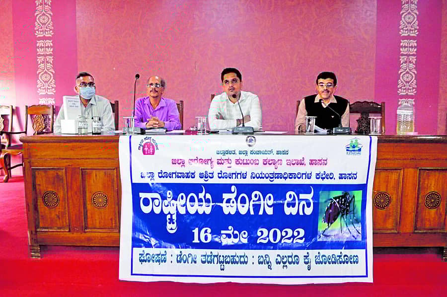 ಹಾಸನದಲ್ಲಿ ನಡೆದ ಡೆಂಗಿ ಜ್ವರ ನಿಯಂತ್ರಣದ ಅಂತರ ಇಲಾಖೆ ಸಮನ್ವಯ ಸಮಿತಿ ಸಭೆಯಲ್ಲಿ ಡಾ.ಪುನೀತ್‌, ಡಾ.ಕೆ.ಎಂ.ಸತೀಶ್‌, ಡಾ.ವೇಣುಗೋಪಾಲ್‌, ಡಾ.ಹಿರಣ್ಣಯ್ಯ ಇದ್ದರು