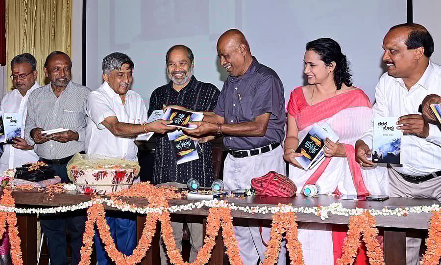 ರಾಜ್ಯಸಭಾ ಸದಸ್ಯ ಕೆ.ಸಿ.ರಾಮಮೂರ್ತಿ (ಎಡದಿಂದ ಮೂರನೇಯವರು) ಕೃತಿಗಳನ್ನು ಬಿಡುಗಡೆ ಮಾಡಿದರು. ಜಿ.ಮೋಹನ್ ಕುಮಾರ್, ಕಾಳೇಗೌಡ ನಾಗವಾರ, ಅಗ್ರಹಾರ ಕೃಷ್ಣಮೂರ್ತಿ, ಕೇಶವರೆಡ್ಡಿ ಹಂದ್ರಾಳ, ಕವಯಿತ್ರಿ ಸಿಂಧು ಚಂದ್ರ ಹೆಗಡೆ ಮತ್ತು ಸಪ್ನ ಬುಕ್ ಹೌಸ್ನ ಕನ್ನಡ ಪುಸ್ತಕಗಳ ವಿಭಾಗದ ಮುಖ್ಯಸ್ಥ ದೊಡ್ಡೇಗೌಡ ಇದ್ದರು- –ಪ್ರಜಾವಾಣಿ ಚಿತ್ರ