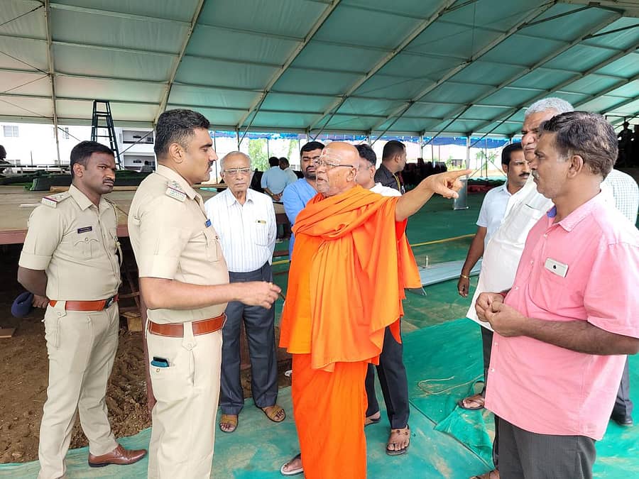 ಸಮಾರಂಭದ ಸಿದ್ದತೆಯನ್ನು ಪೂರ್ಣಾನಂದ ಪುರಿ ಶ್ರೀಗಳು ಪರಿಶೀಲಿಸಿದರು.