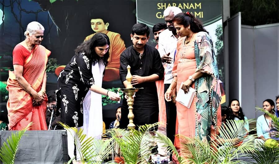 ಕನಕಪುರ ತಾಲ್ಲೂಕಿನ ಕೆಬ್ಬೆದೊಡ್ಡಿ ಬಳಿಯಿರುವ ಪಿರಮಿಡ್ ವ್ಯಾಲಿಯಲ್ಲಿ ಶನಿವಾರ ನಡೆದ ಬುದ್ಧ ಪೂರ್ಣಿಮೆ ಕಾರ್ಯಕ್ರಮವನ್ನು ಪರಿಮಳಾ ಪತ್ರಿ ಉದ್ಘಾಟಿಸಿದರು. ಪಾರಿಪತ್ರಿ, ಎಸ್.ಪಿ. ಗಣೇಶ್ಕುಮಾರ್, ಗಿರಿಜಾ ರಾಜನ್, ರಜಿತ, ಕೋಟೇಶ್ವರ್ರಾವ್ ಇದ್ದರು