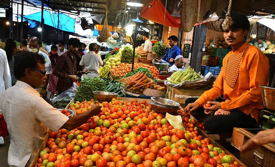 ಕಲಬುರಗಿ ಸೂಪರ್ ಮಾರುಕಟ್ಟೆಯಲ್ಲಿ ತರಕಾರಿ ಖರೀದಿಯಲ್ಲಿ ತೊಡಗಿರುವ ಜನರು (ಸಂಗ್ರಹ ಚಿತ್ರ)