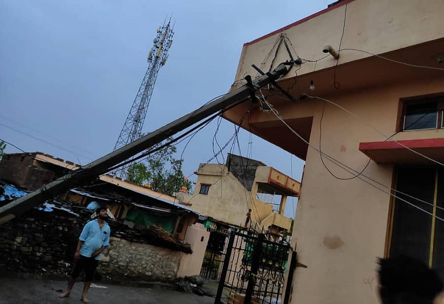 ಕಮಲಾಪುರ ತಾಲ್ಲೂಕಿನ ತಡಕಲ್ ಗ್ರಾಮದಲ್ಲಿ ಶನಿವಾರ ಬಿರುಗಾಳಿ ಸಹಿತ ಮಳೆಗೆ ವಿದ್ಯುತ್ ಕಂಬ ಉರುಳಿ ಮನೆಗೆ ತಾಕಿ ನಿಂತಿತು