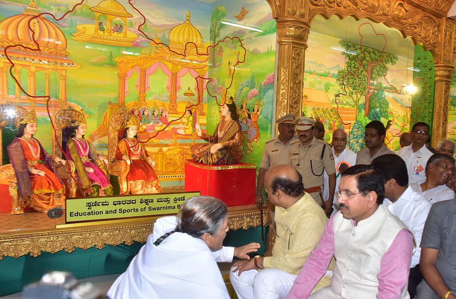 ಹುಬ್ಬಳ್ಳಿ ನಗರದ ಬೈರಿದೇವರಕೊಪ್ಪದಲ್ಲಿ ಬ್ರಹ್ಮಕುಮಾರಿ ಈಶ್ವರೀಯ ವಿಶ್ವವಿದ್ಯಾಲಯದ ವತಿಯಿಂದ ಐದು ಎಕರೆಯಲ್ಲಿ ನಿರ್ಮಿಸಿರುವ ಏಷ್ಯಾದ ಅತಿದೊಡ್ಡ ಭಗವದ್ಗೀತಾ ಜ್ಞಾನಲೋಕ ಮ್ಯೂಸಿಯಂ ಅನ್ನು ಮುಖ್ಯಮಂತ್ರಿ ಬಸವರಾಜ ಬೊಮ್ಮಾಯಿ ಭಾನುವಾರ ಉದ್ಘಾಟಿಸಿ, ಬಳಿಕ ವೀಕ್ಷಿಸಿದರು. ಕೇಂದ್ರ ಸಚಿವ ಪ್ರಲ್ಹಾದ ಜೋಶಿ ಹಾಗೂ ದಾವಣಗೆರೆಯ ಲೀಲಾ ಬೆಹೆನ್ ಇದ್ದಾರೆ