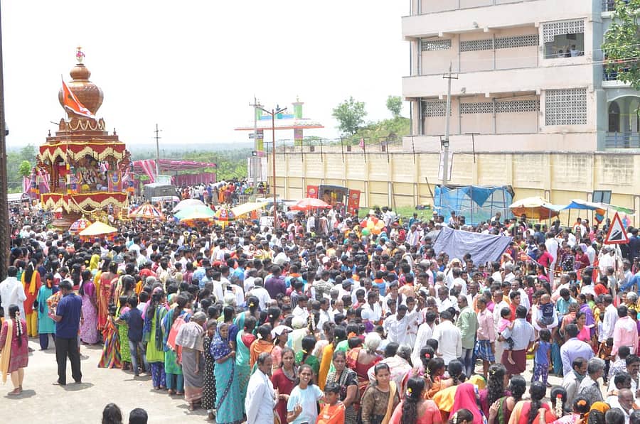 ಮಂಡ್ಯ ತಾಲ್ಲೂಕಿನ ಸಾತನೂರು ಗ್ರಾಮದ ಕಂಬದ ನರಸಿಂಹಸ್ವಾಮಿ ಬ್ರಹ್ಮರಥೋತ್ಸವದಲ್ಲಿ ಭಾಗಿಯಾಗಿದ್ದ ಭಕ್ತರು