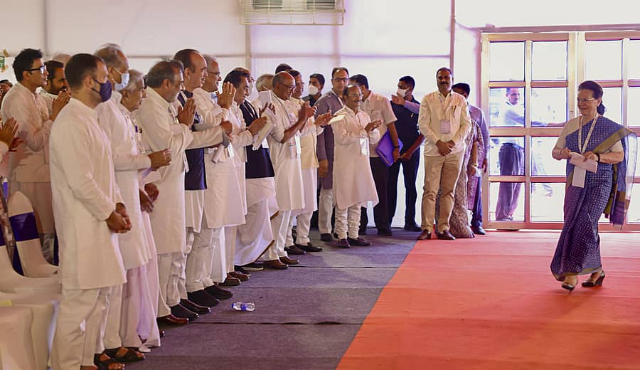 ಕಾಂಗ್ರೆಸ್ ಚಿಂತನ ಶಿಬಿರಕ್ಕೆ ಬಂದ ಸೋನಿಯಾ ಗಾಂಧಿ ಅವರನ್ನು ಪಕ್ಷದ ಮುಖಂಡರು ಸ್ವಾಗತಿಸಿದರು  – ಪಿಟಿಐ ಚಿತ್ರ